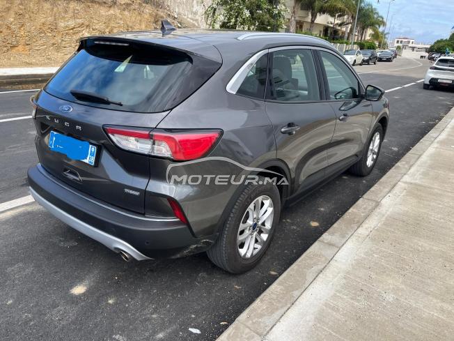 Ford Kuga Hybride Automatique en excellent état.
