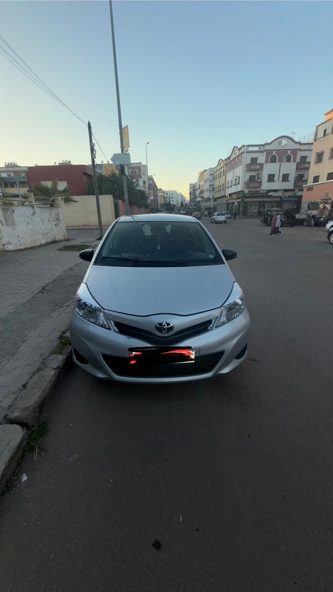 Toyota Yaris modèle 2013 très bonne ety