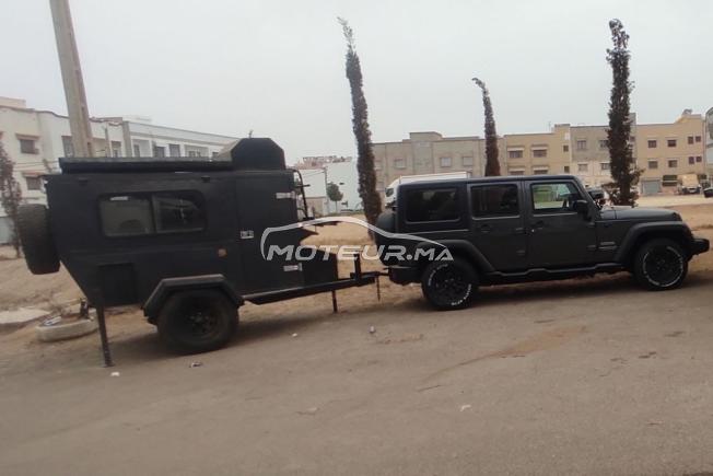 Jeep Wrangler Sport avec caravane tout terrain