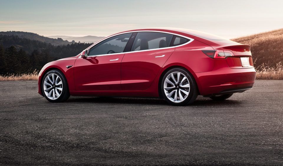 Tesla : une Model 3 avec 150 km d'autonomie au Canada