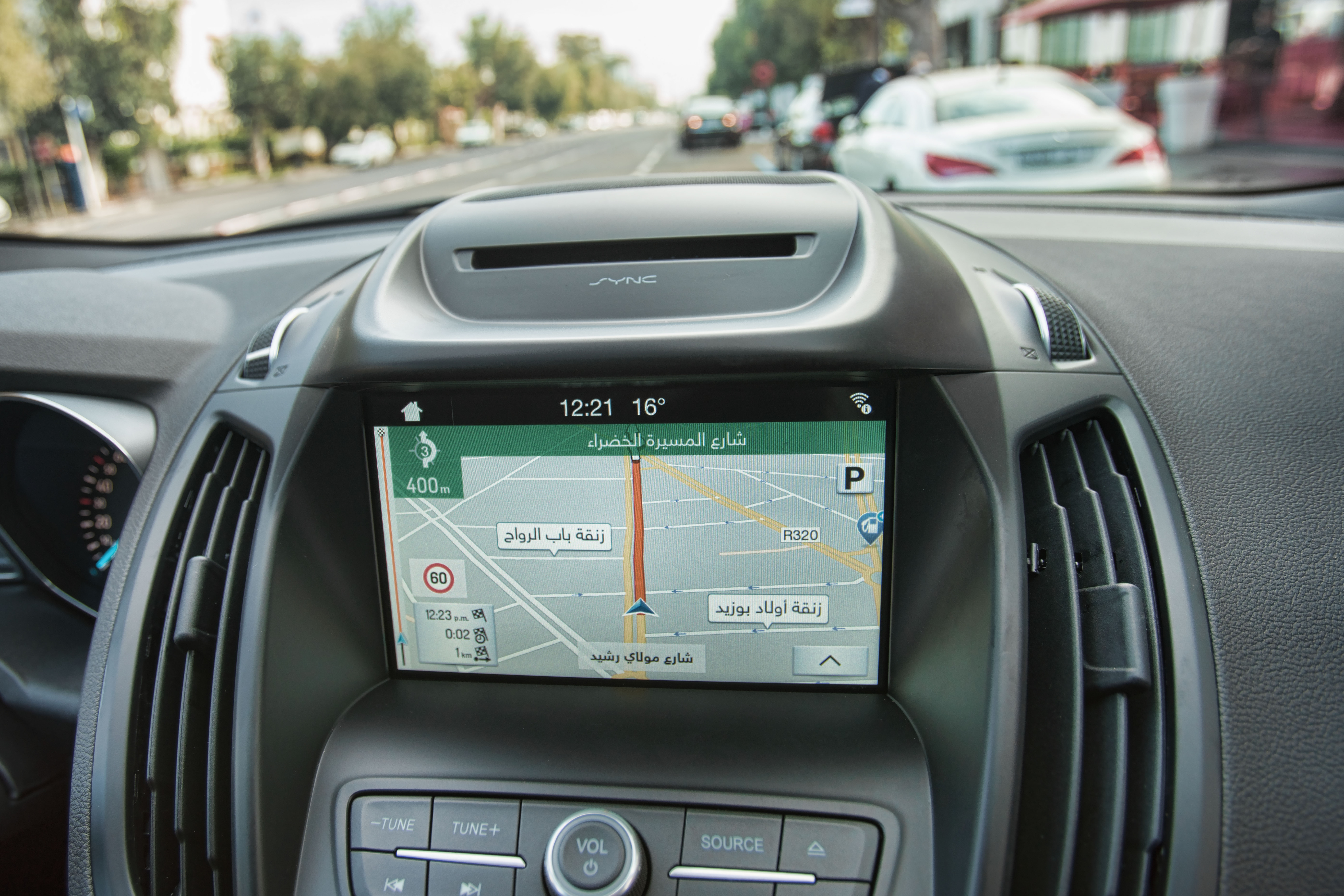 Restez connectés ! La connectivité automobile améliore votre sécurité et vous apporte plus de confort lors de vos trajets