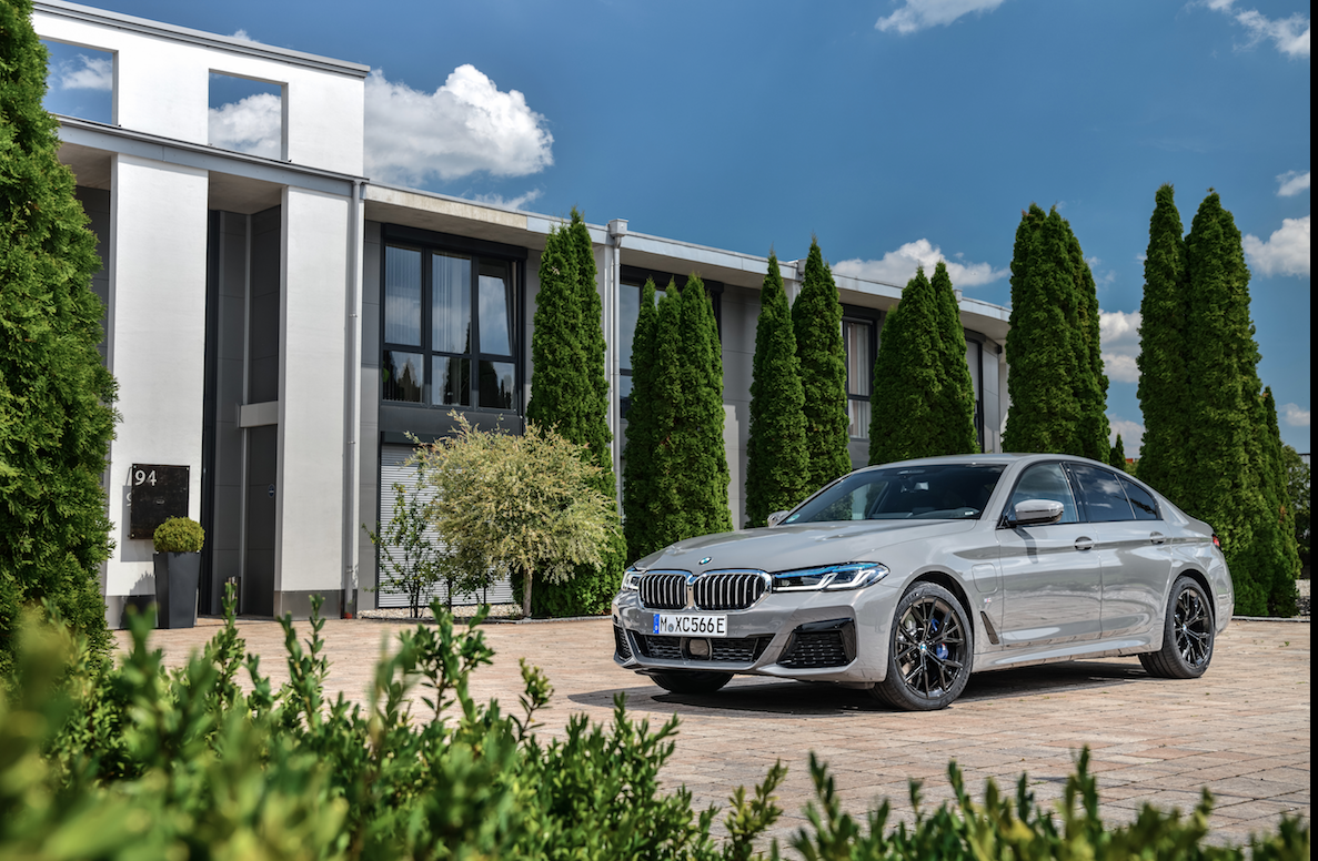THE 5 - NOUVELLE BMW SERIE 5 : FORCE & ELEGANCE