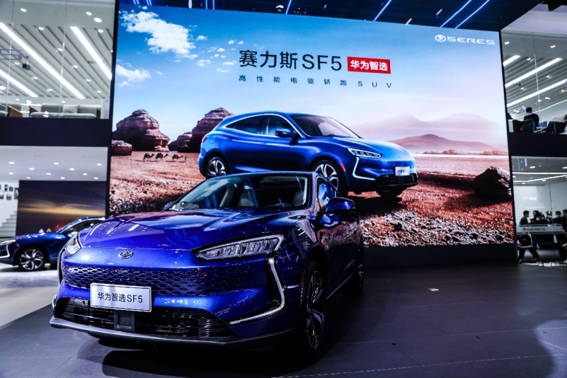 Huawei se lance dans l’automobile en commercialisant la nouvelle voiture électrique SERES SF5