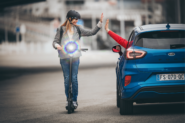 FORD DÉVOILE LES DANGERS LIÉS À L’UTILISATION DES ÉCOUTEURS PENDANT LA CONDUITE