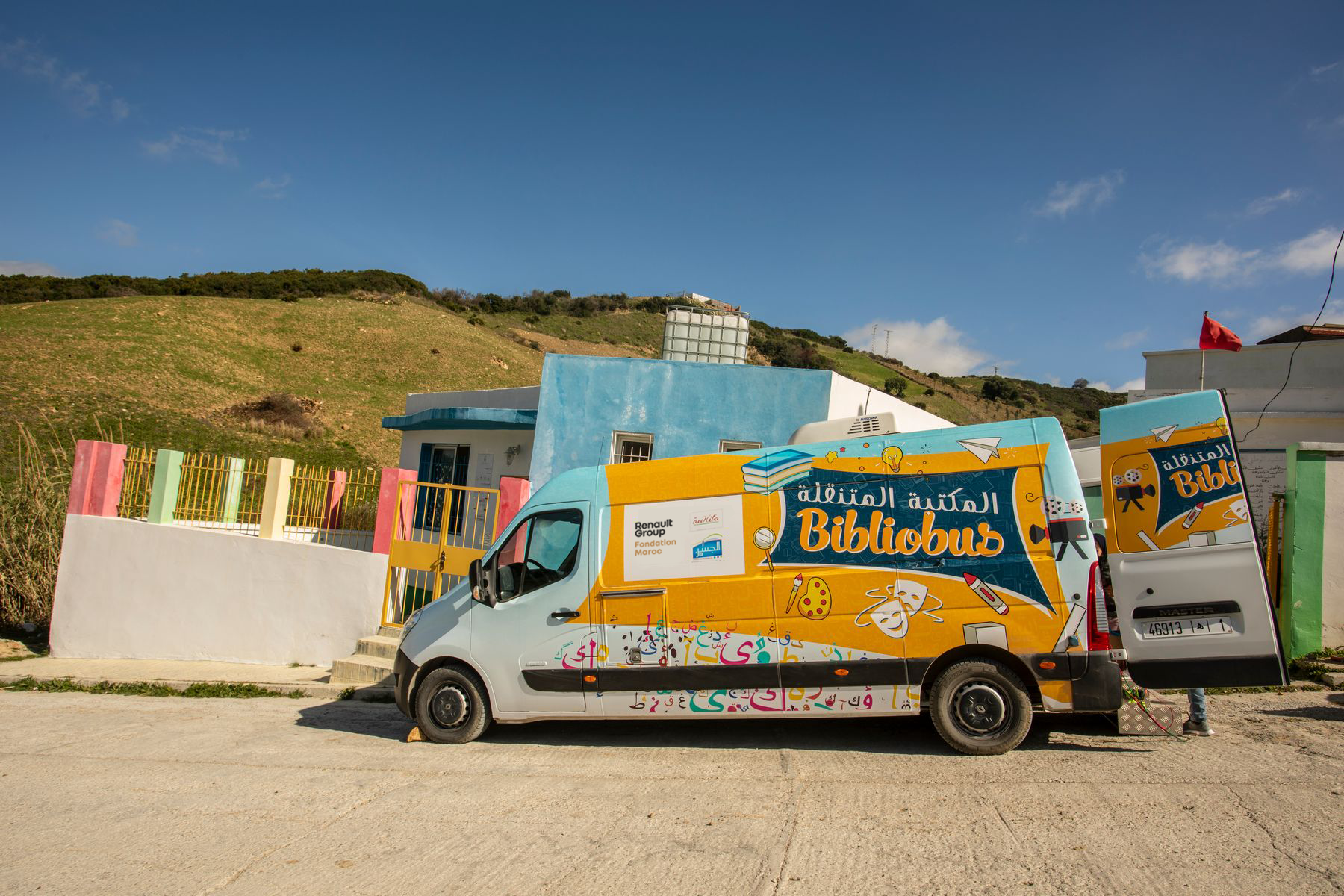 Deux Renault Master, Transformes En Bibliotheques Mobiles, Rapprochent Plus De 30 000 Enfants De La Lecture Et La Culture