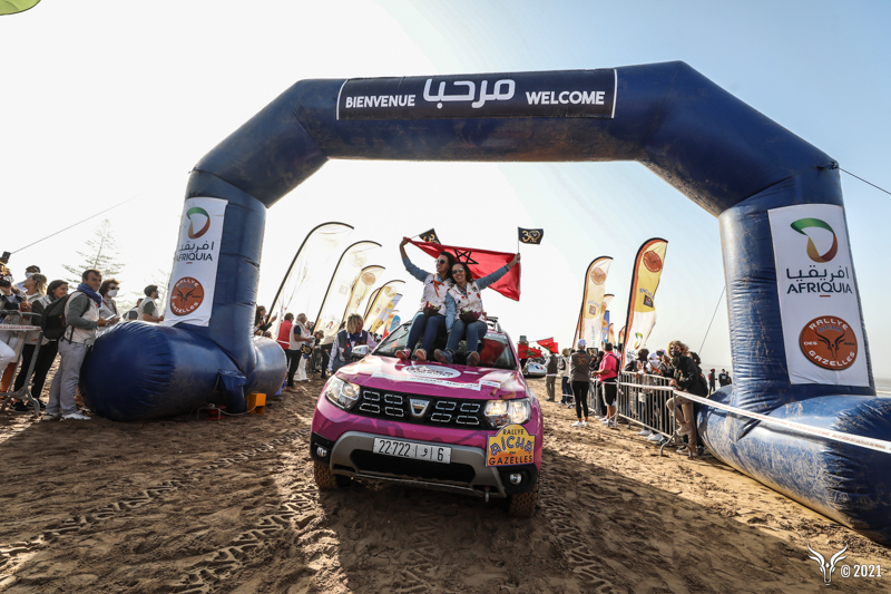 Les Roses Du Désert Au Départ Du Rallye Aïcha Des Gazelles Du Maroc Au Volant De Dacia Duster