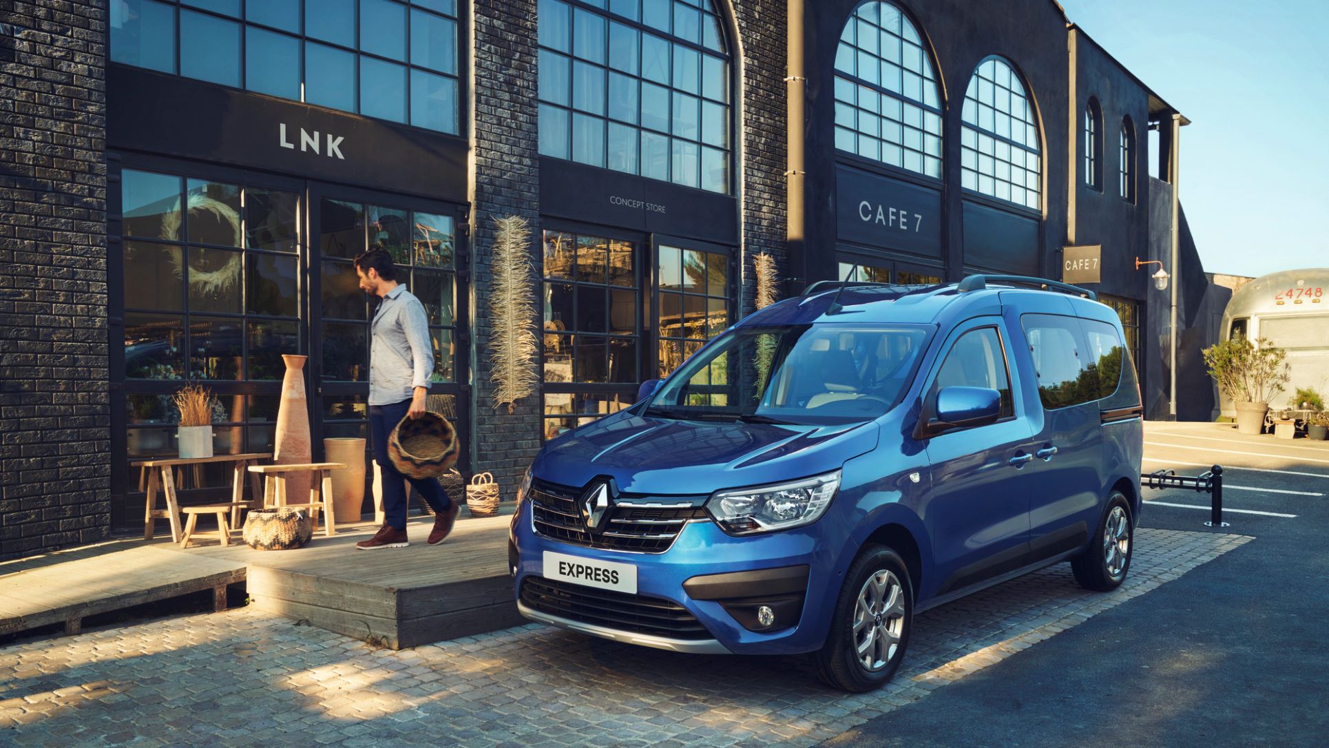 تحتفل سيارة رونو إكسبريس EXPRESS RENAULT بمرور سنة على تسويقها وبيع أكثر من 10000 سيارة منها بالمغرب