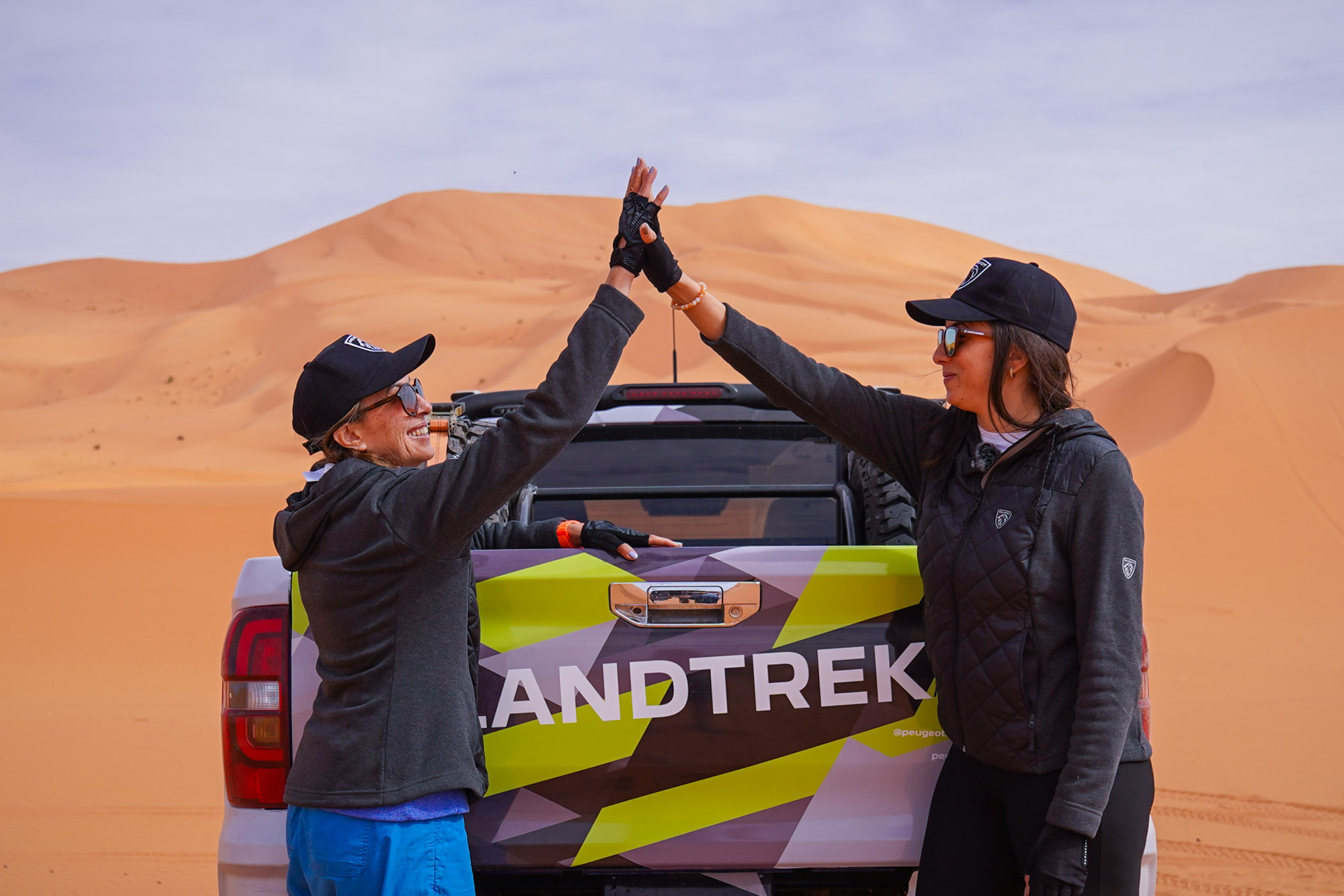UN ÉQUIPAGE "MÈRE-FILLE" PARTICIPE AU RALLYE AICHA DES GAZELLES EN PICK-UP LANDTREK PEUGEOT