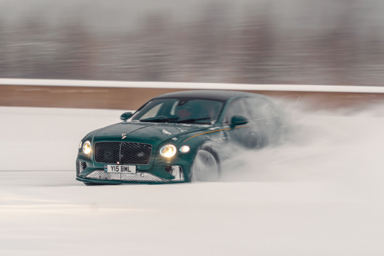 بنتلي "Flying Spur Speed" تسجل رقماً قياسياً جديداً على الجليد في السويد