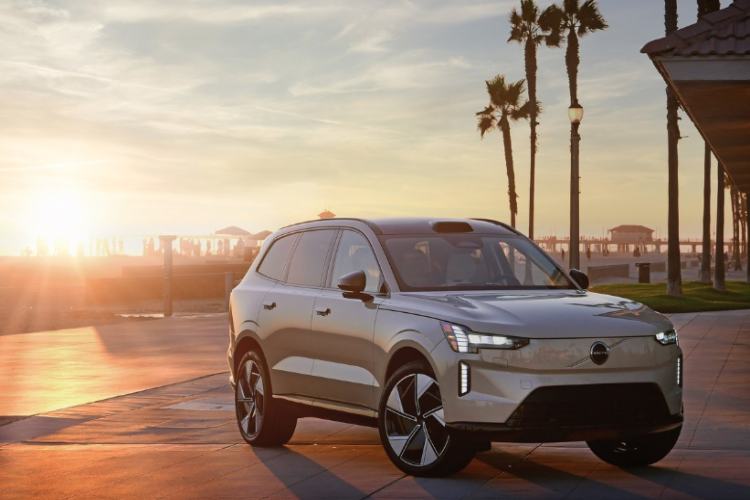 فولفو تكشف عن النسختين الجديدتين من سيارتيها الرياضيتين متعددة الاستخدامات الفاخرة XC90 و EX90
