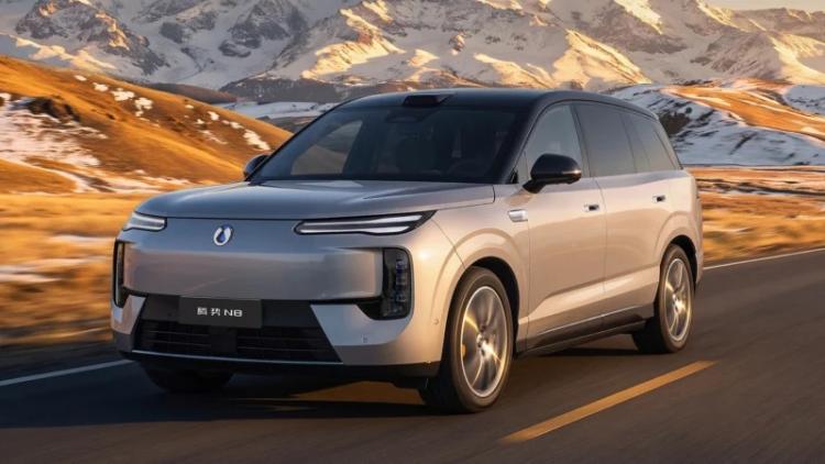 Le Denza N8 dévoile son intérieur en Chine et annonce jusqu’à 1 003 km d’autonomie