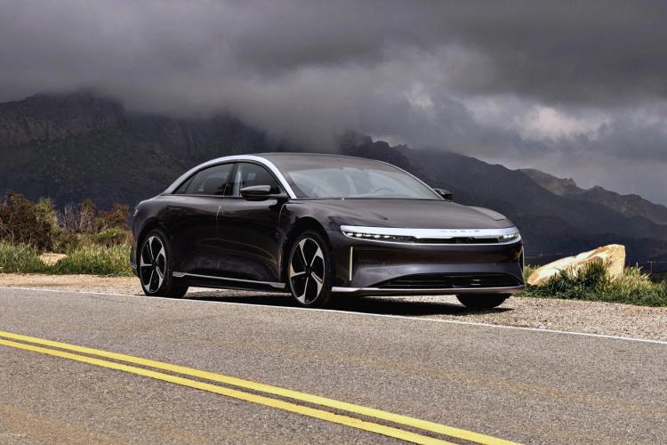 Lucid Air 2026: السيدان الكهربائية الأمريكية تراهن على مدى القيادة والأداء