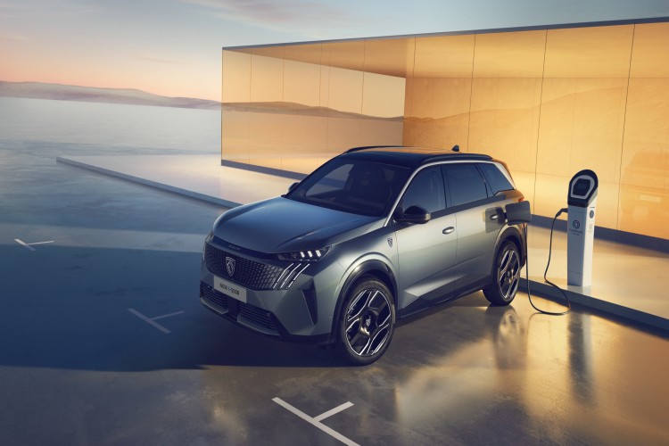 PEUGEOT dévoile son E-5008 dans un teaser
